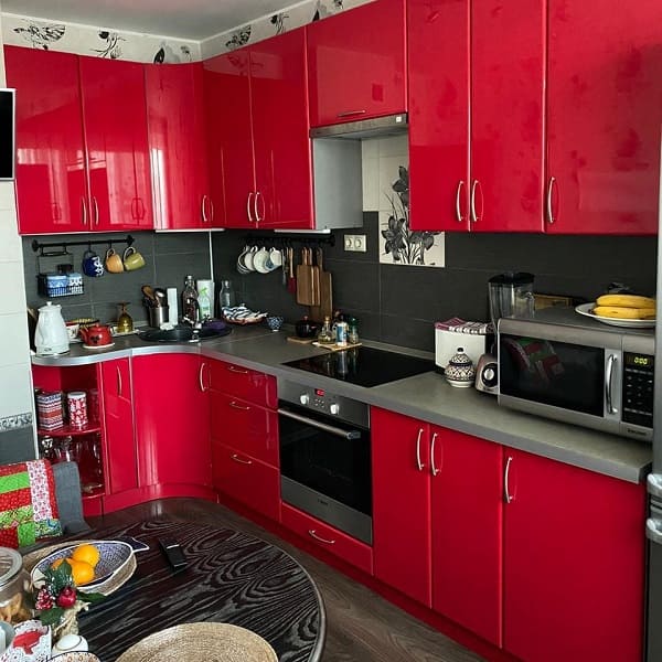красная кухня до покраски фасадов